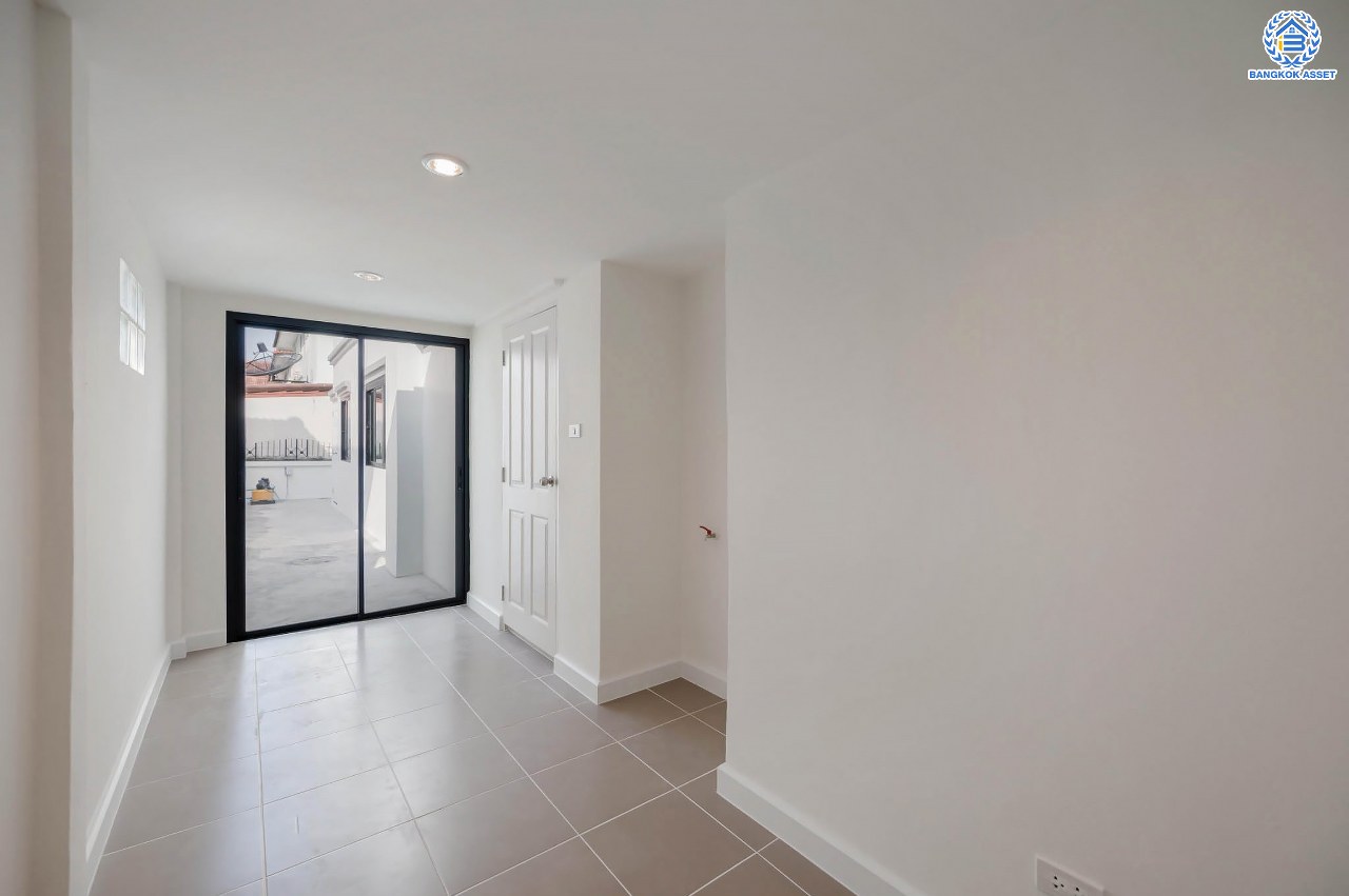 บ้านมือสองตกแต่งใหม่ โครงการ ซอยนวนิช ปากเกร็ด เนื้อที่ 45 ตร.ว. พื้นที่ใช้สอยมากกว่า 164.5 ตร.ม. พร้อมฟังก์ชัน 3 ห้องนอน 3 ห้องน้ำ 1 ห้องอเนกประสงค์ จอดรถได้ 1 คัน บนทำเลเมือง ใกล้เซ็นทรัลแจ้งวัฒนะ จุดขึ้นทางด่วน "แจ้งวัฒนะ" และรถไฟฟ้าสายสีชมพู "สถานีเลี่ยงเมืองปากเกร็ด"...